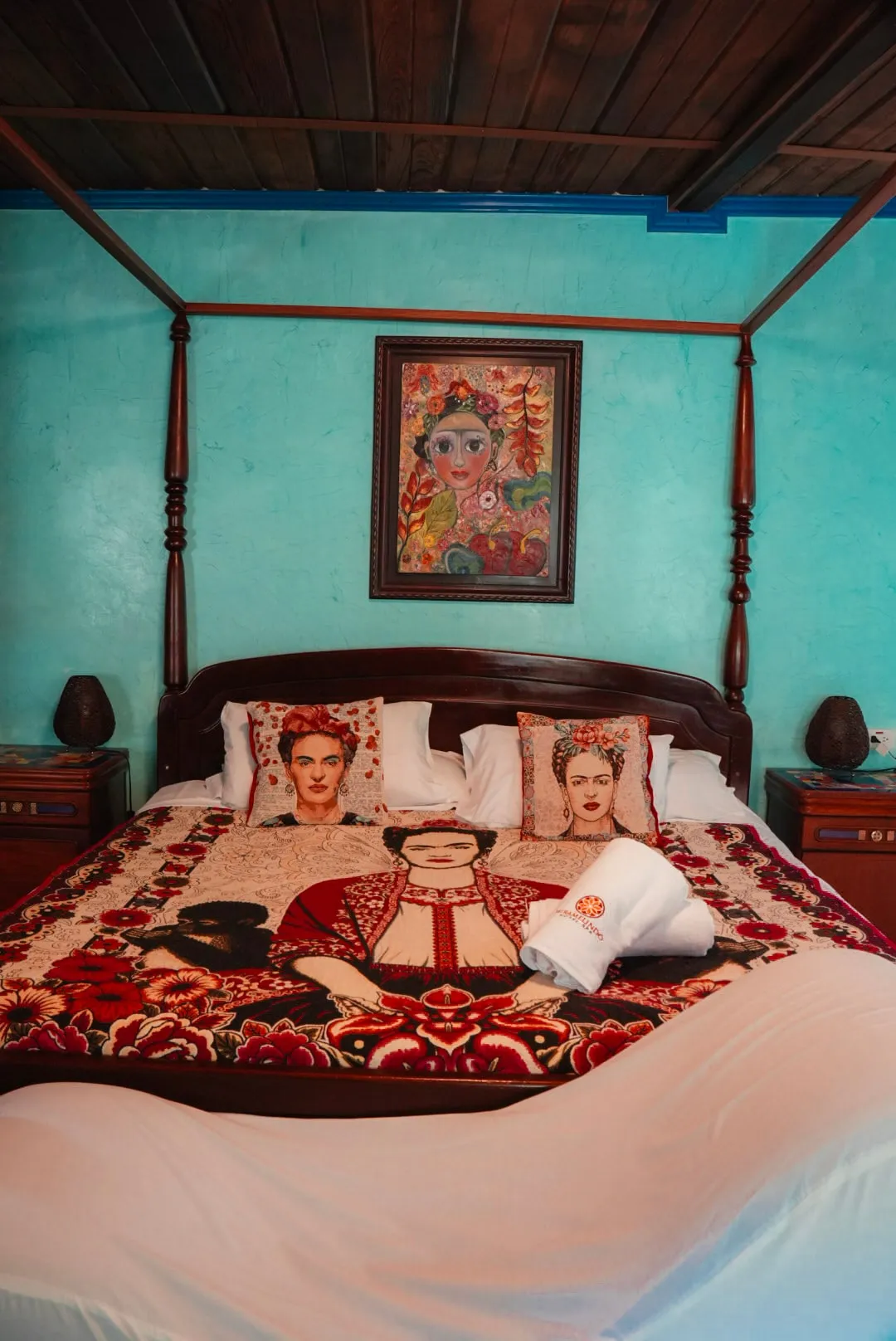 Cabecera de la habitación Casa Azul con cojines y manta inspirados en Frida Kahlo