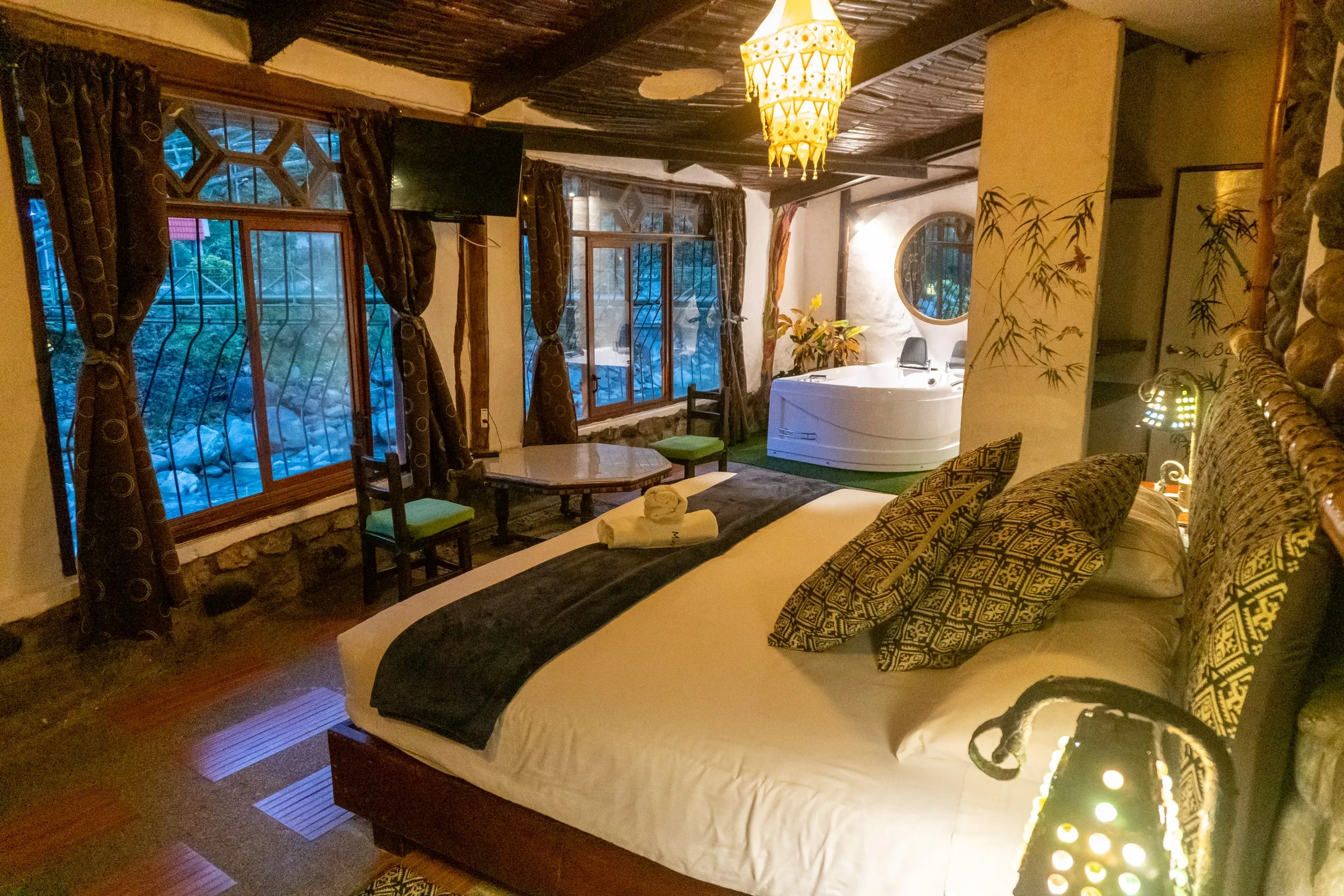 Habitación de Hotel Spa Miramelindo con jacuzzi privado y ventanas con vista al Río Verde