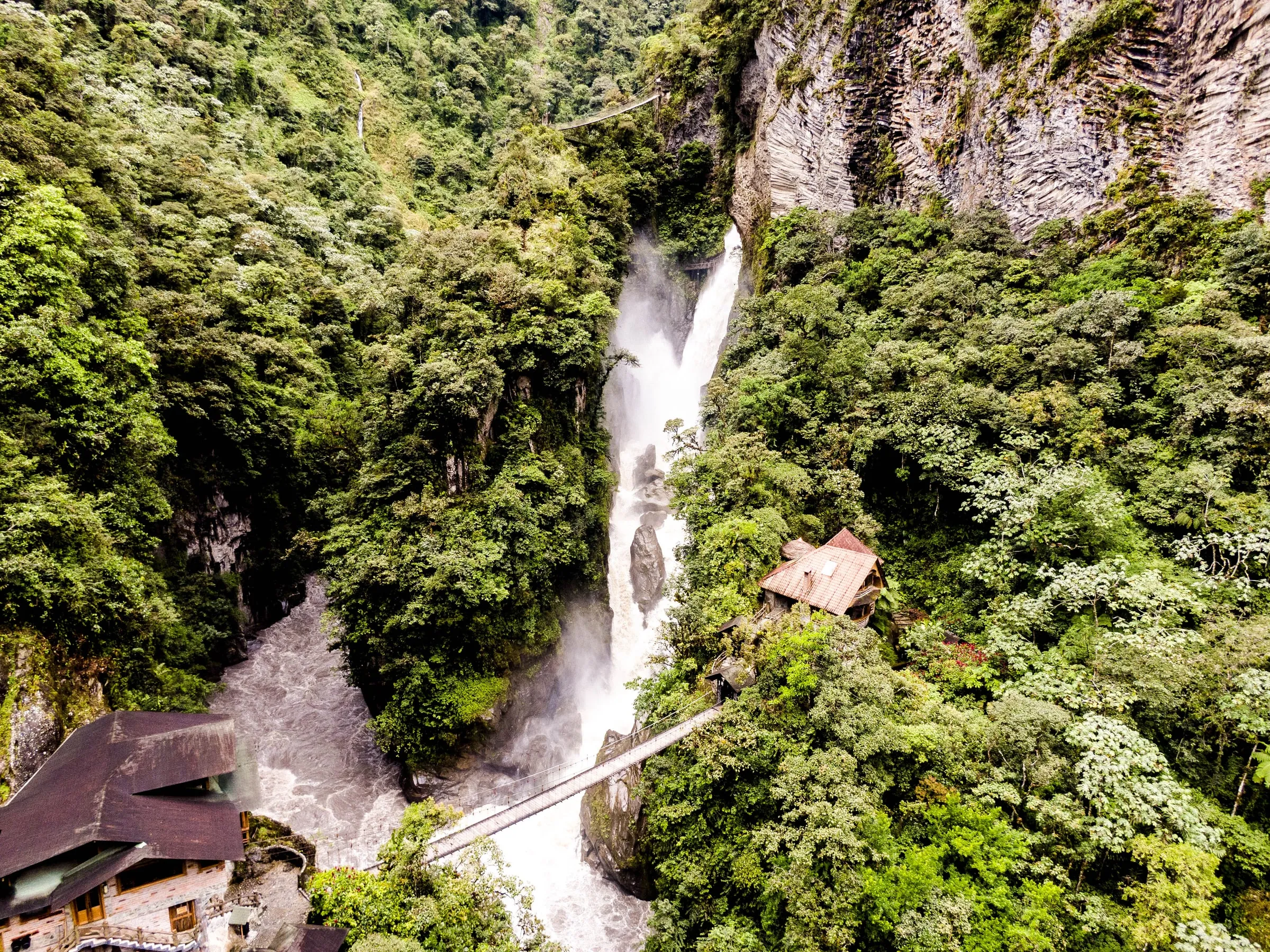 Vista aérea de la cascada Pailón del Diablo y el Río Verde, en la Ruta de las Cascadas cerca de Baños